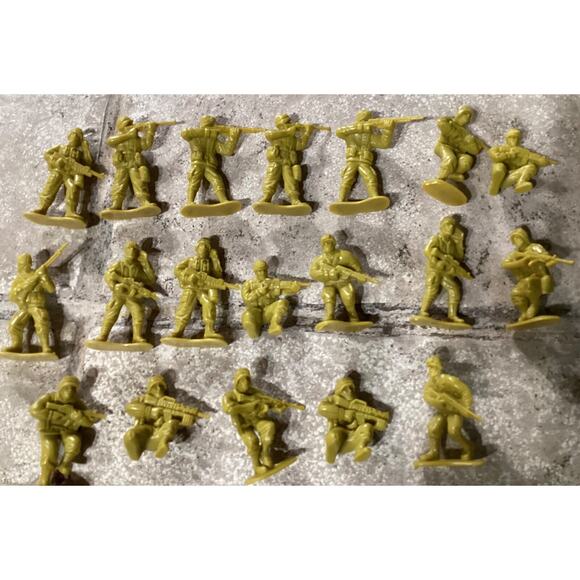 Lot of 19 Vintage Plastic Army Men Toys Figurines - Picture 1 of 8